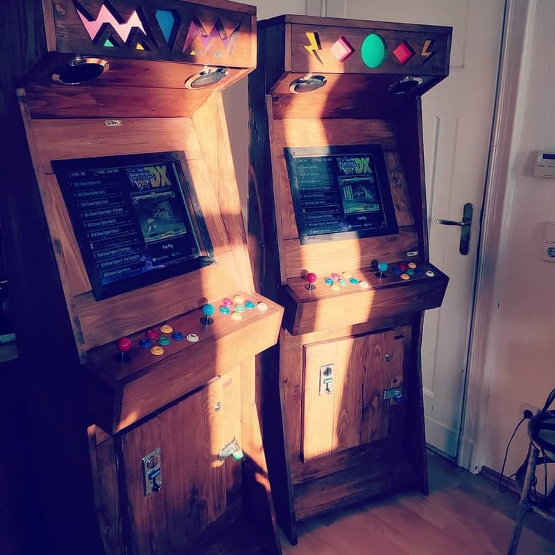 Handgefertigter Holz-Spielautomat mit 3000 Klassikern für 2 Spieler