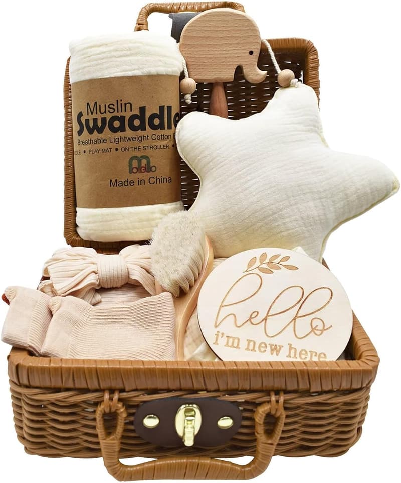 Neugeborenen-Geschenkset 8-teilig mit Decke, Rassel und Meilensteinkarten