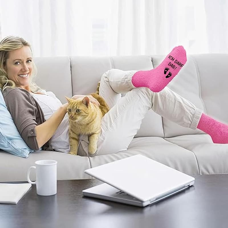 Geschenkset für werdende Mamas: Filz-Kosmetiktasche mit rosa Socken