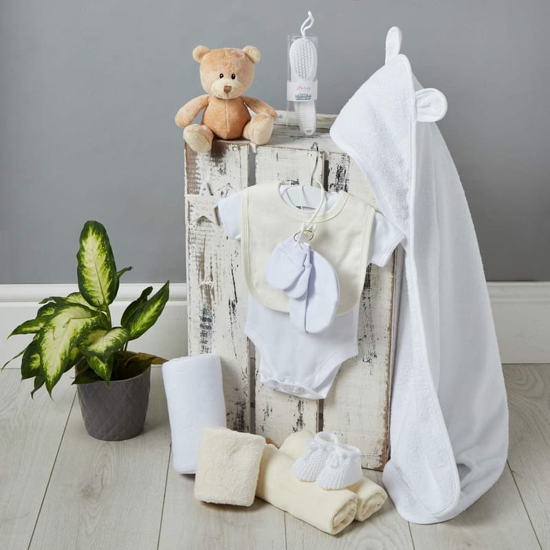 Neutrales Baby-Geschenkset mit Fleece-Wickeltuch und Teddybär