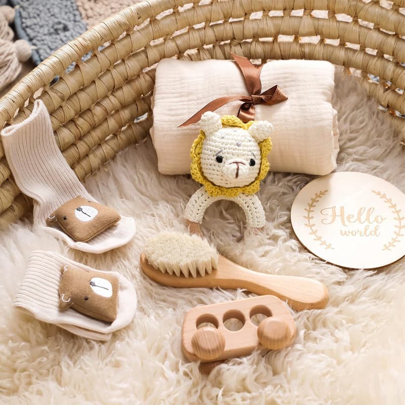 7-teiliges Babygeschenk zur Geburt – Badetücher, Rassel, Holzspielzeug, Socken, Bürste, Meilensteinkarten (Löwe)
