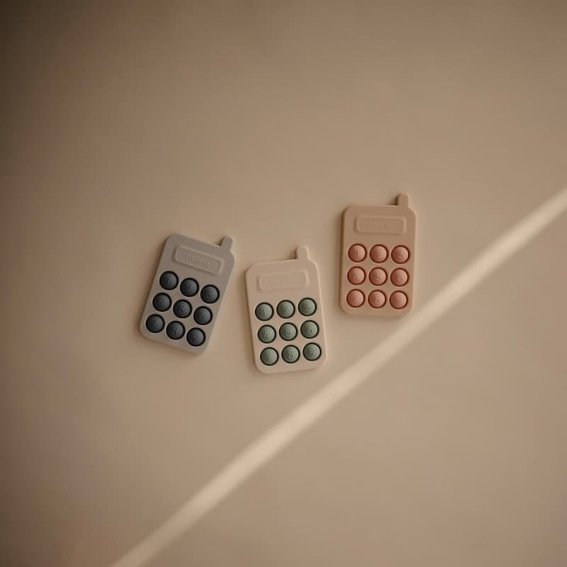 Mushie Sensorisches Telefon Pressspielzeug für Kinder und Erwachsene - Cambridge Blau