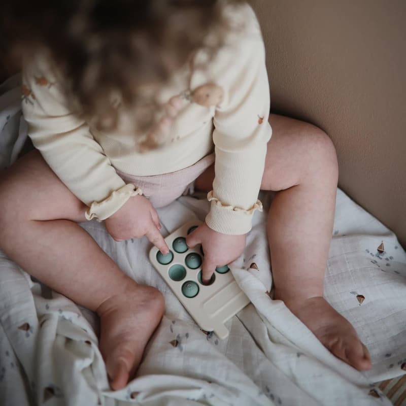 Mushie Sensorisches Telefon Pressspielzeug für Kinder und Erwachsene - Cambridge Blau