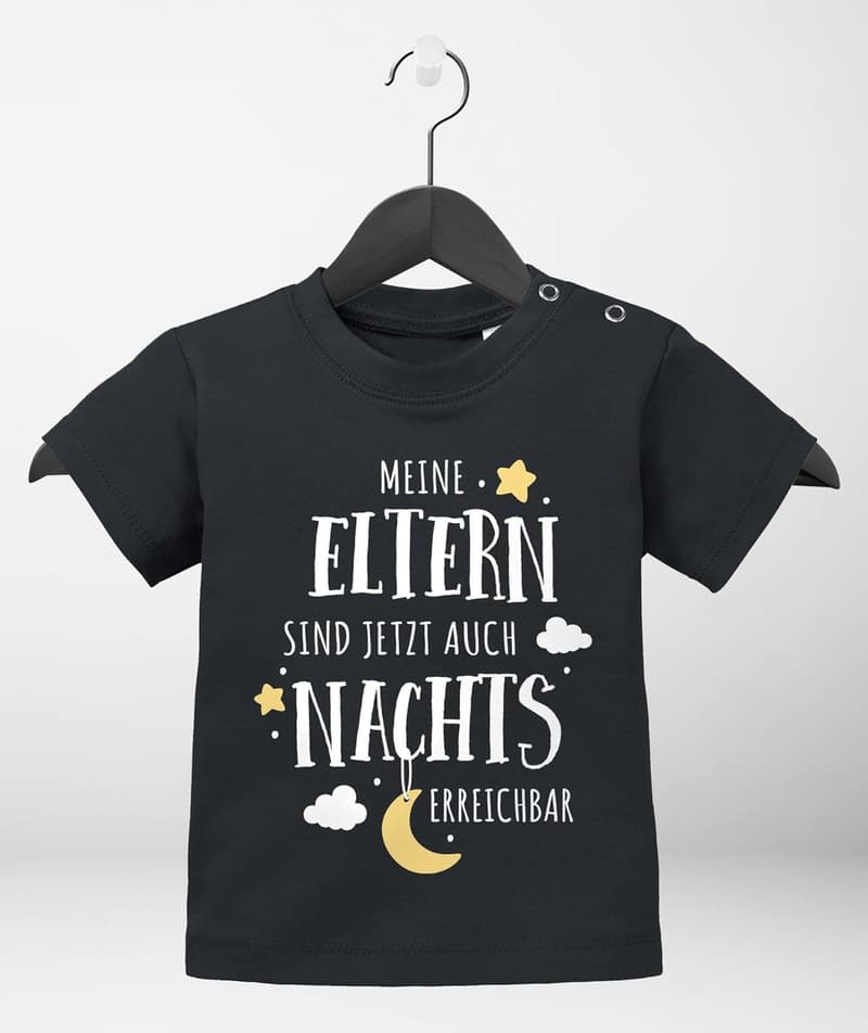 Lustiges Baby T-Shirt für Jungen und Mädchen – „Meine Eltern sind jetzt auch nachts erreichbar“