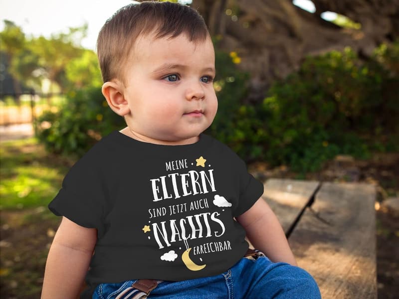 Lustiges Baby T-Shirt für Jungen und Mädchen – „Meine Eltern sind jetzt auch nachts erreichbar“