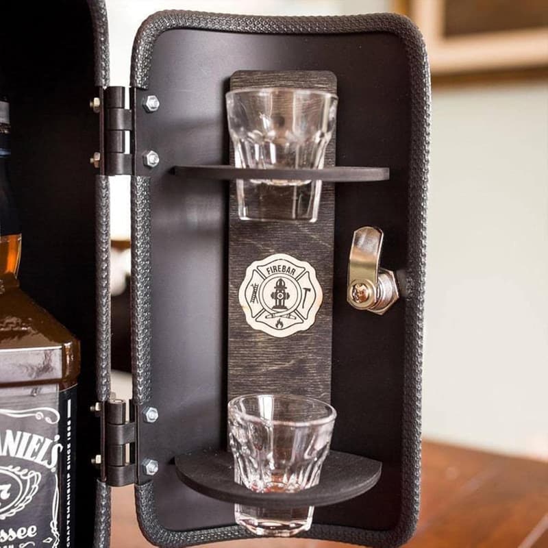 Handgefertigte Metall-Minibar als Geschenk in Rot