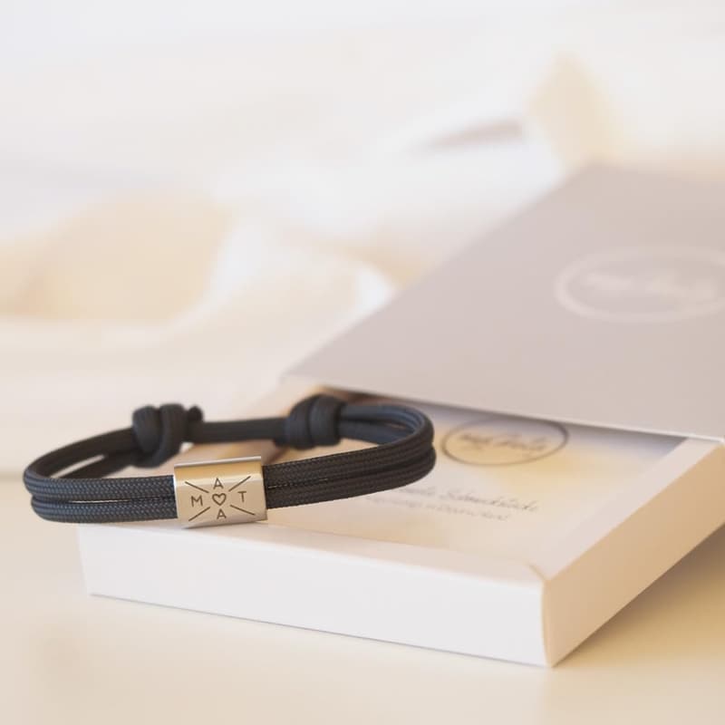 Personalisierbares Segeltau Armband mit graviertem Edelstahl Charm