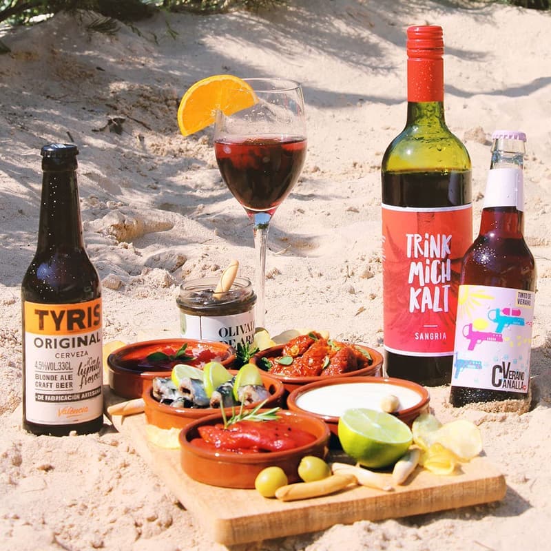 Gourmet-Geschenkkorb mit Sangría und mediterranen Leckereien