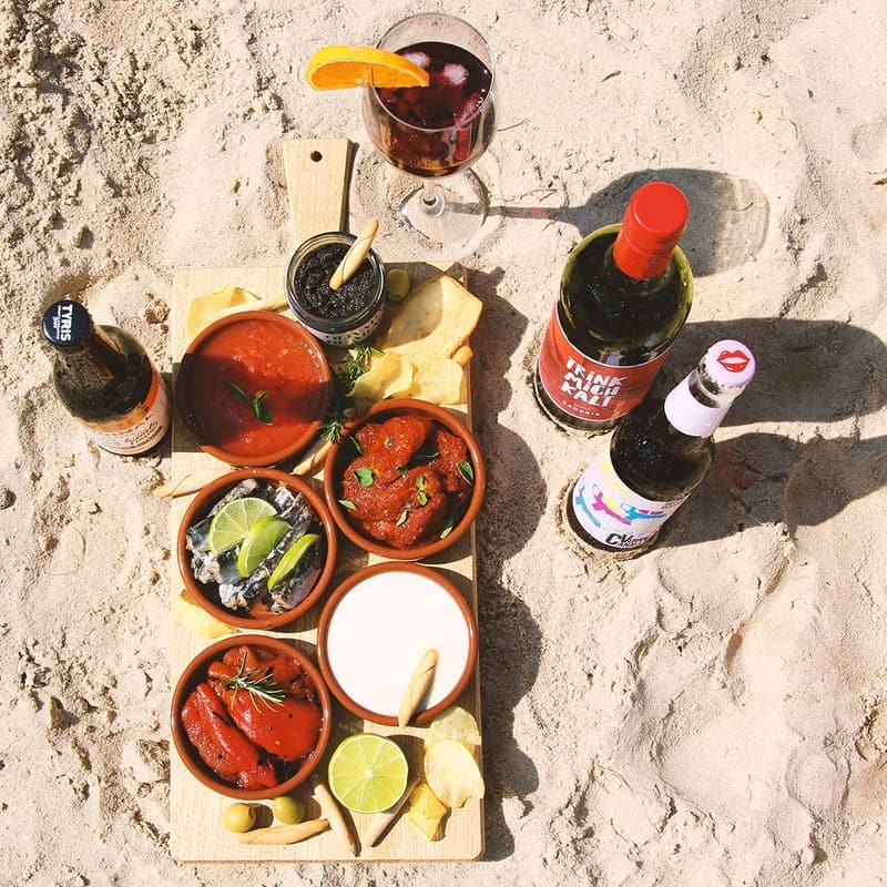 Gourmet-Geschenkkorb mit Sangría und mediterranen Leckereien