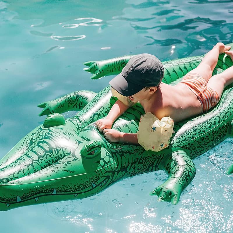 Aufblasbares Krokodil mit robustem Haltegriff für den Wasserspaß
