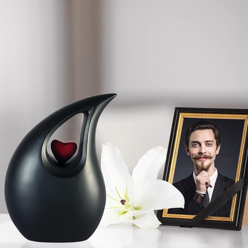 Herzurne mit rotem Herzen für Männer und Frauen – 2,5 l, matt schwarz