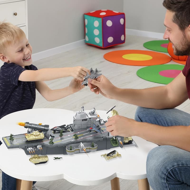 Modellflugzeugträger mit Spielzeugsoldaten und Hubschraubern für Kinder