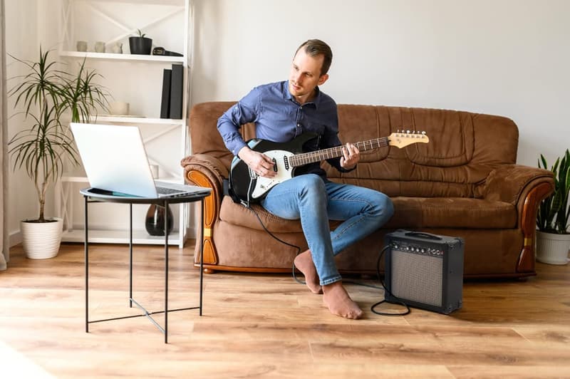 Rocktile Scream 15 Mini Gitarrenverstärker mit 3-Band Equalizer