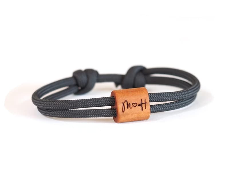 Personalisierbares Holzarmband aus Kirschholz und Segeltau.