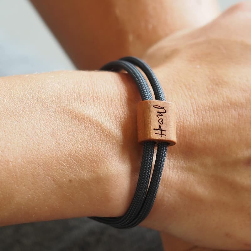 Personalisierbares Holzarmband aus Kirschholz und Segeltau.
