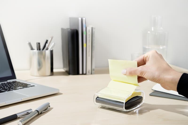 Post-it Z-Notes Abroller, Schwarz mit 1 Block Super Sticky, Gelb, 76 mm x 76 mm