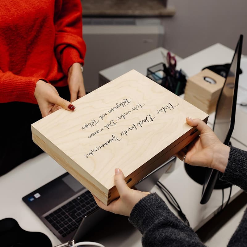 Personalisierte Holzkiste mit Wunschtext für Paare und Frauen