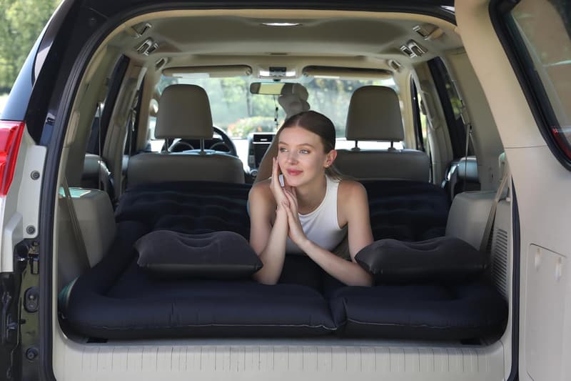 Tragbare SUV-Luftmatratze für Camping mit 2 Kissen, beflockt