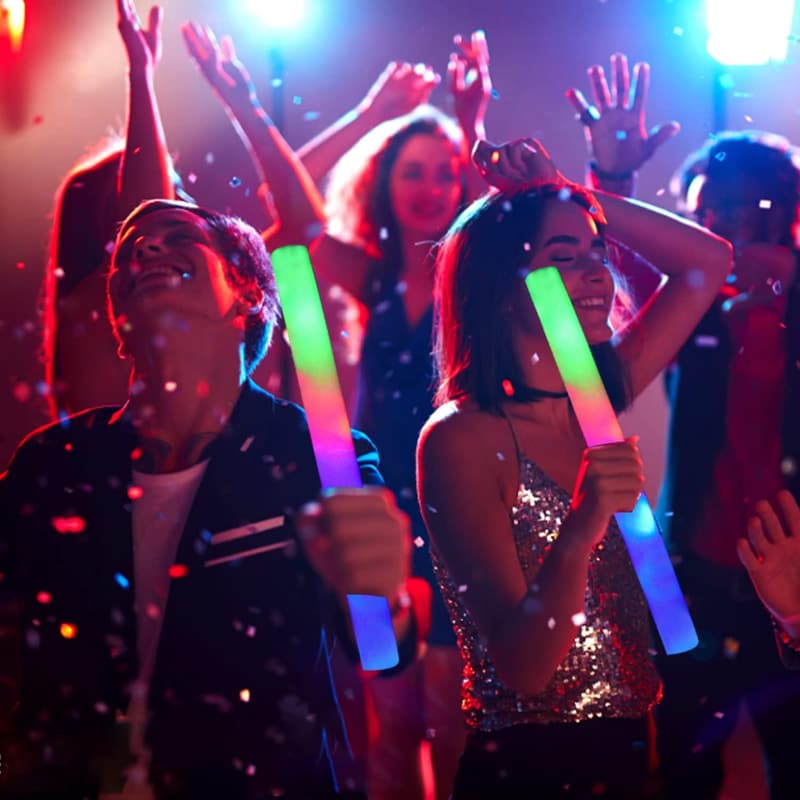 Leuchtstäbe LED 100 Stück mit 3 Modi – Partyzubehör für Hochzeiten und Geburtstagsfeiern
