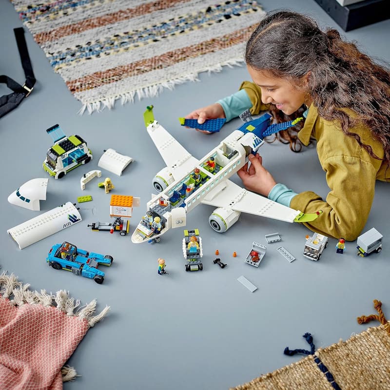 LEGO 60367 City Passagierflugzeug-Set mit 9 Minifiguren und Flughafenfahrzeugen