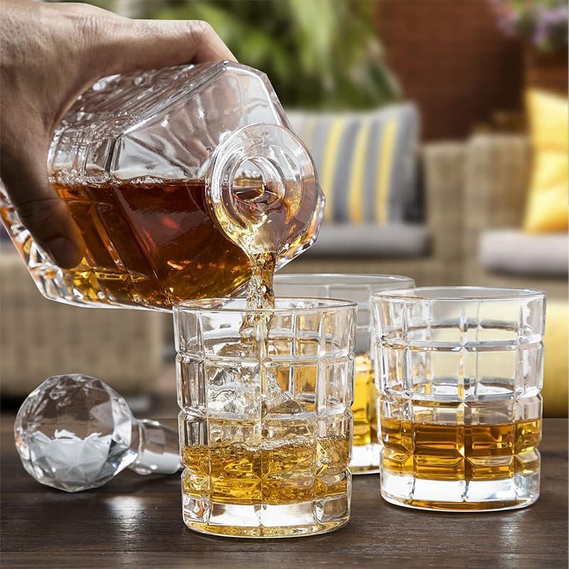Whisky Dekanter Set aus Kristall mit 4 gravierten Tumblern