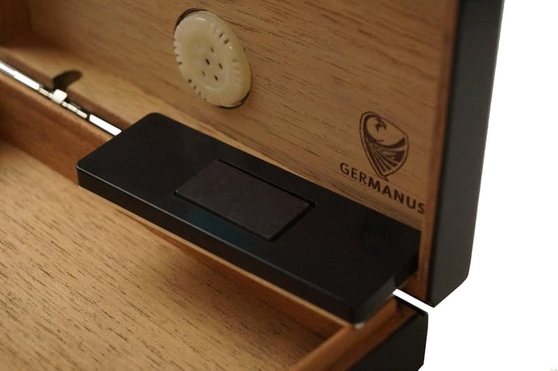 Mini Humidor aus schwarzem Zedernholz mit Humidor Brevier