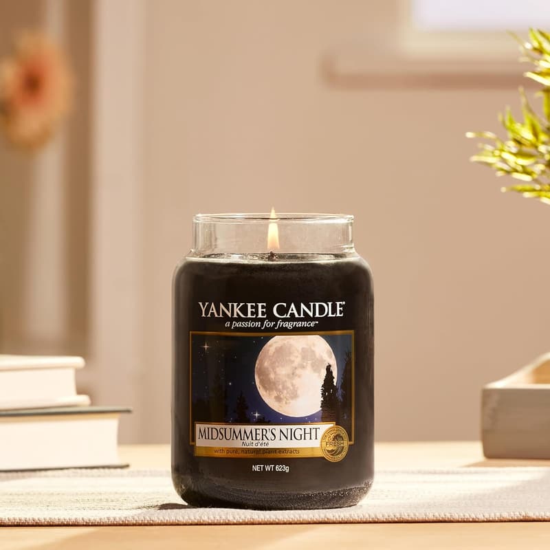 Muttertagsgeschenk: Yankee Candle Duftkerze Midsummer's Night, 150 Std. Brenndauer