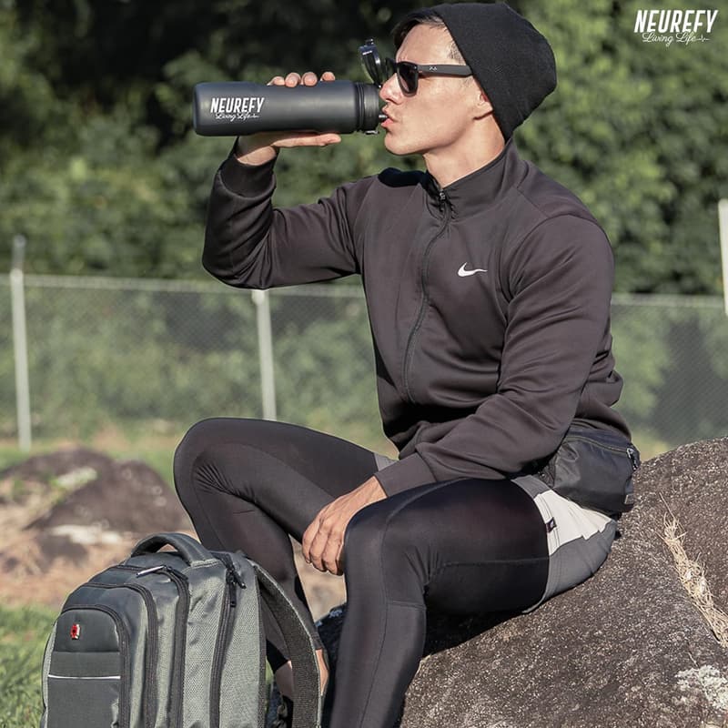 NEUREFY Sportflasche 1L - Auslaufsicher, BPA-frei, mit Trinkmengenanzeige