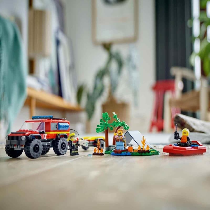 LEGO Feuerwehrgeländewagen mit Rettungsboot und 3 Minifiguren, Spielzeug ab 5 Jahren