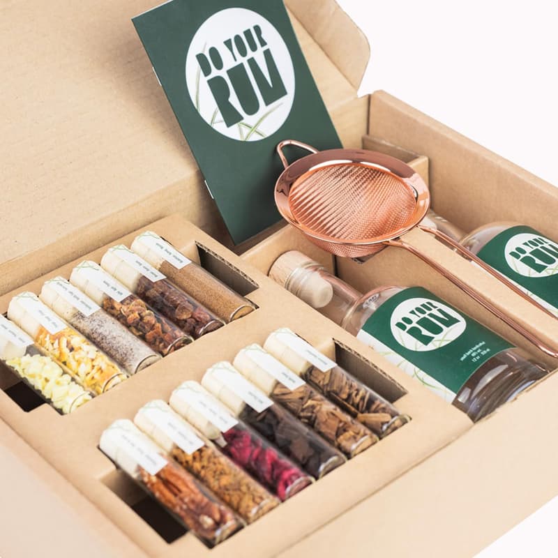DIY Rum-Baukasten mit 12 Zutaten, Flaschen & Rezepten - Geschenkset für Rum-Liebhaber