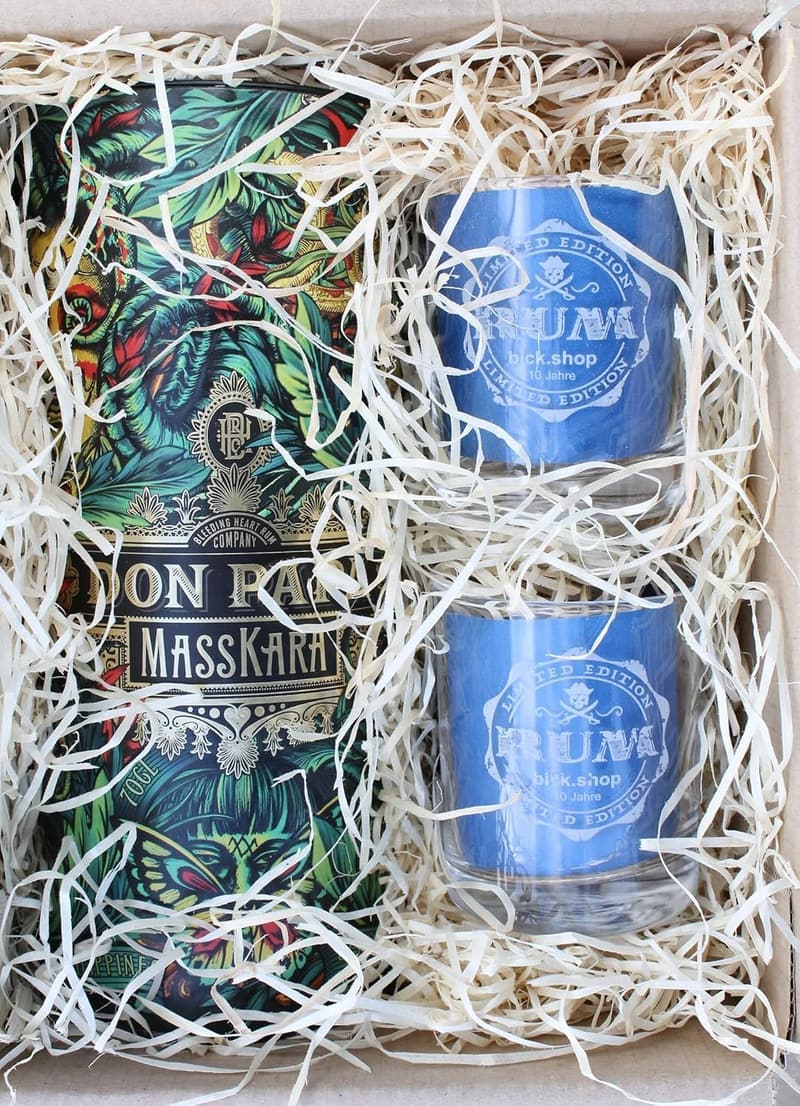 Personalisierte Geschenkbox mit 2 gravierten Rumgläsern und Rum 200ml