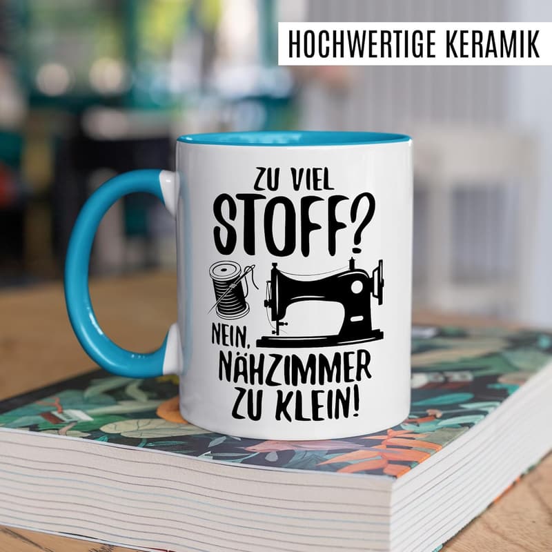 Kaffeetasse für Näherinnen – Spruch: „Nähzimmer zu klein“, 330ml Keramik