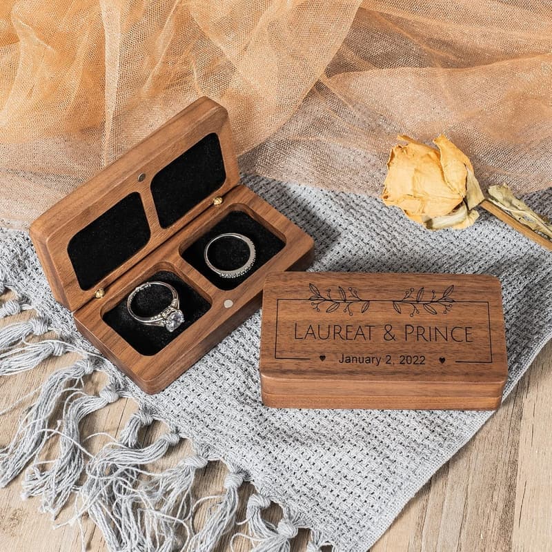 Personalisierte Holz-Ringschatulle für Verlobung und Hochzeit