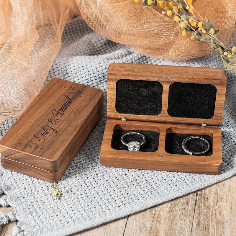 Personalisierte Holz-Ringschatulle für Verlobung und Hochzeit