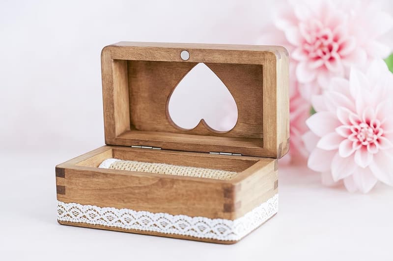 Rustikale Ringbox aus Holz mit Spitze für Hochzeit und Verlobung