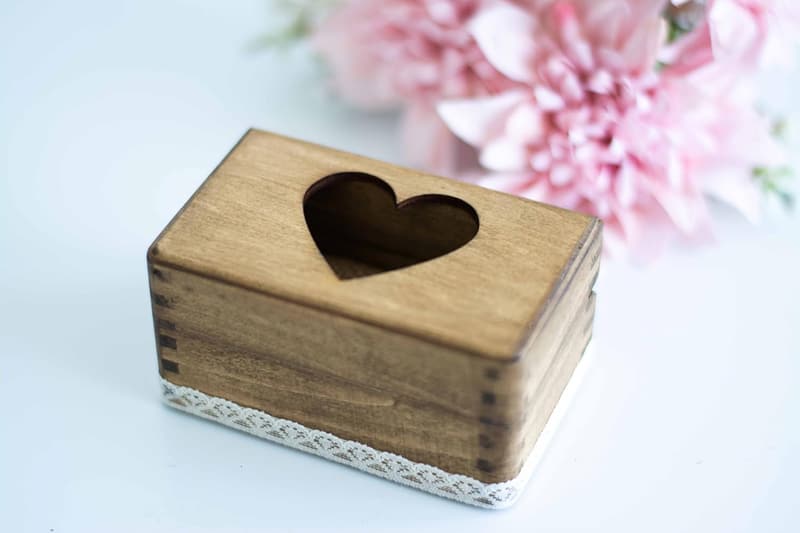 Rustikale Ringbox aus Holz mit Spitze für Hochzeit und Verlobung