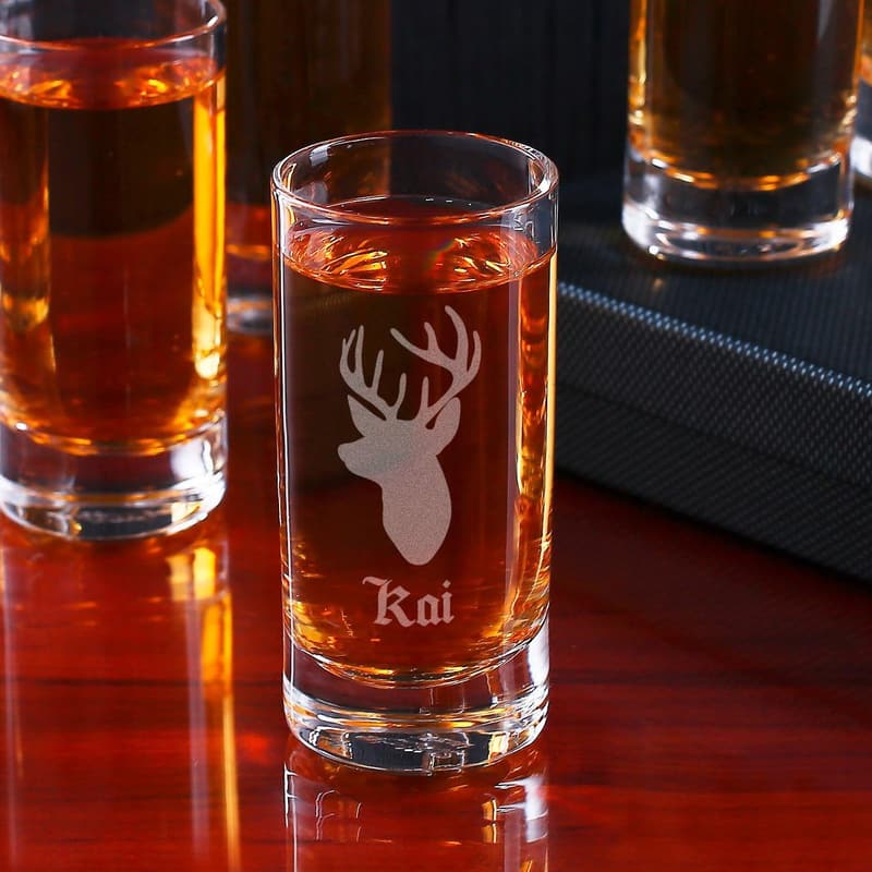 Graviertes Schnapsglas mit Hirschkopf und Wunschname