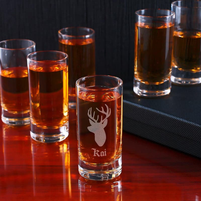 Graviertes Schnapsglas mit Hirschkopf und Wunschname