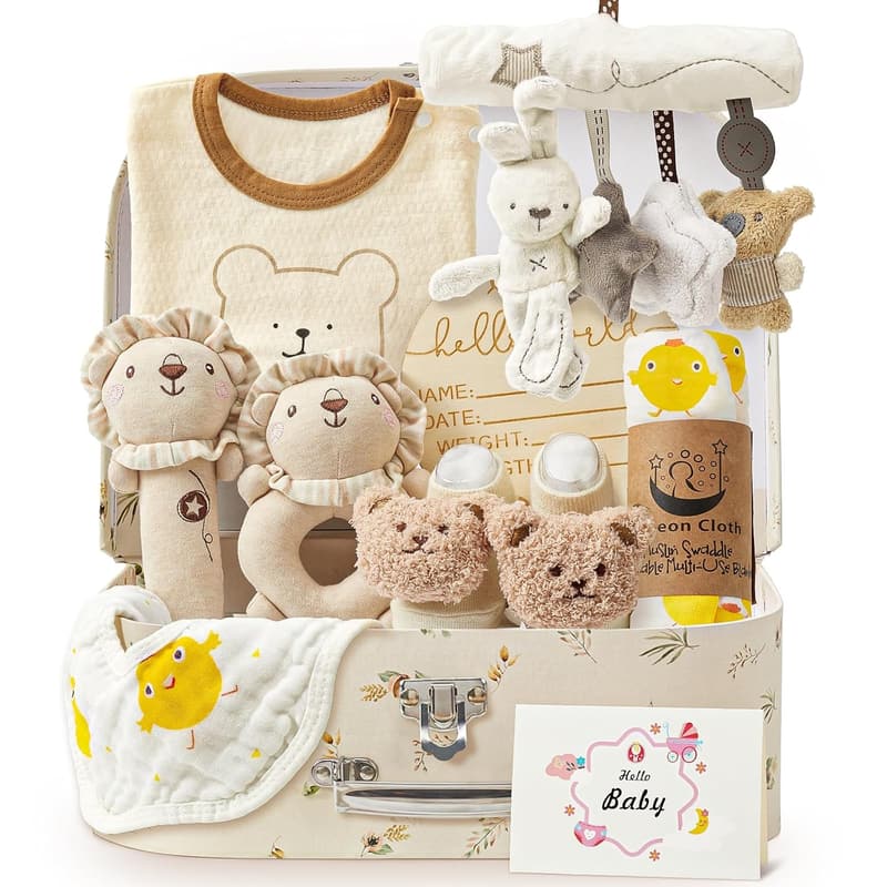 Geschenkset zur Geburt für Jungen – Strampler, Lätzchen, Socken, Rassel
