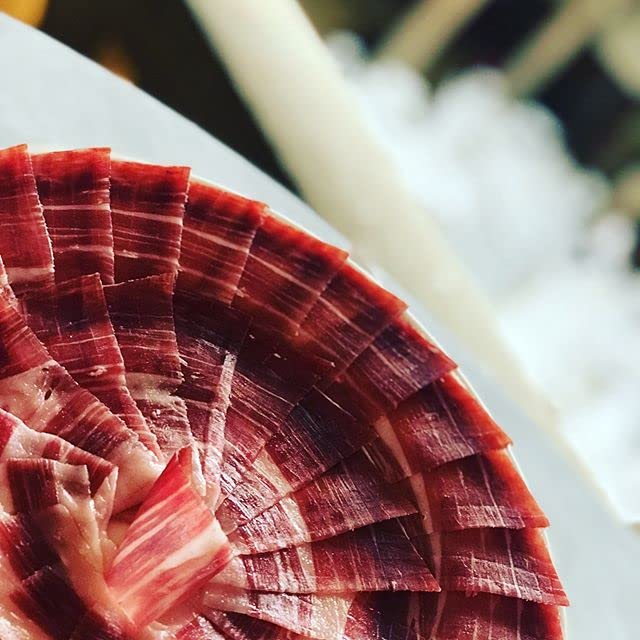 Gourmet-Geschenkkorb mit iberischem Schinken und 100% Schafskäse