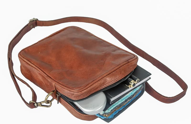Klassische Leder-Reisepass-Tasche für Frauen mit Schultergurt