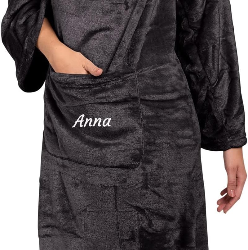 Personalisierte Kuscheldecke mit Namen - Flauschige Decke mit Ärmeln, anthrazit, 180x150 cm