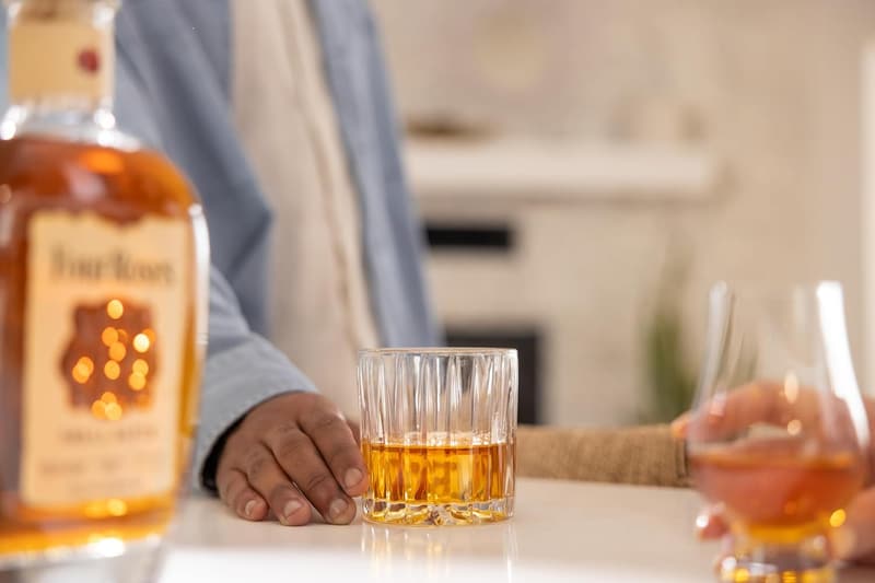 Four Roses Small Batch Bourbon Whisky, 45% vol, Geschenk für Erwachsene, 0,7 l