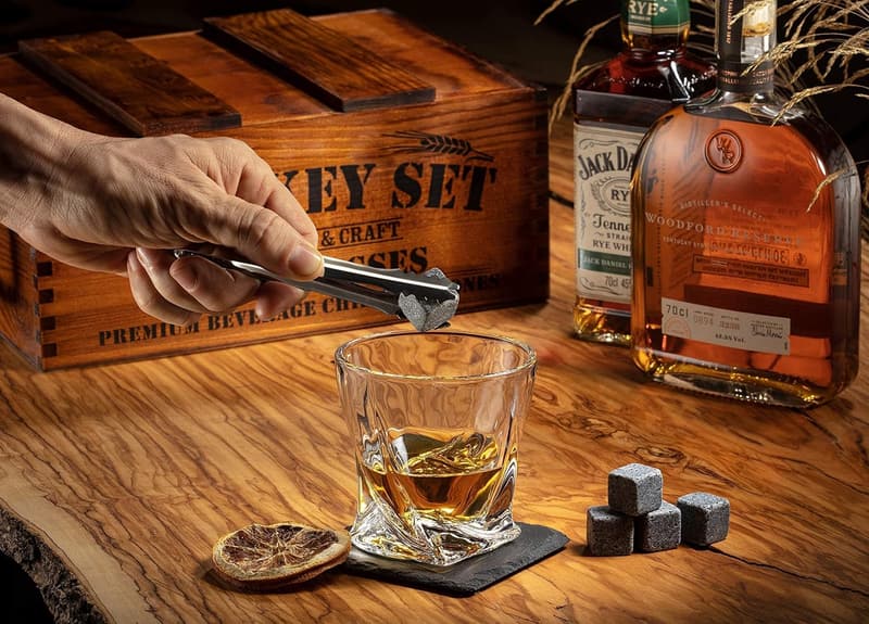 Whiskey Geschenkset mit 2 Gläsern, 8 Granitsteinen & Holzkiste für Männer