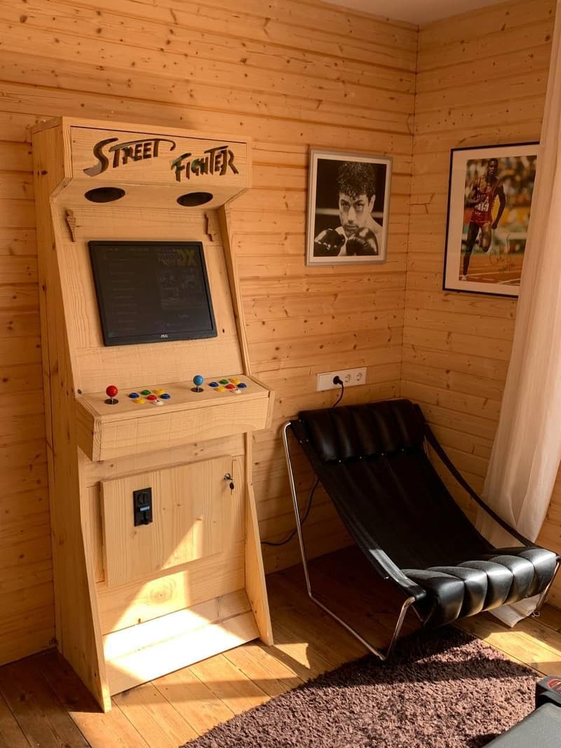 Handgefertigter Spielautomat aus Holz mit 3000 Klassikern für 2 Spieler