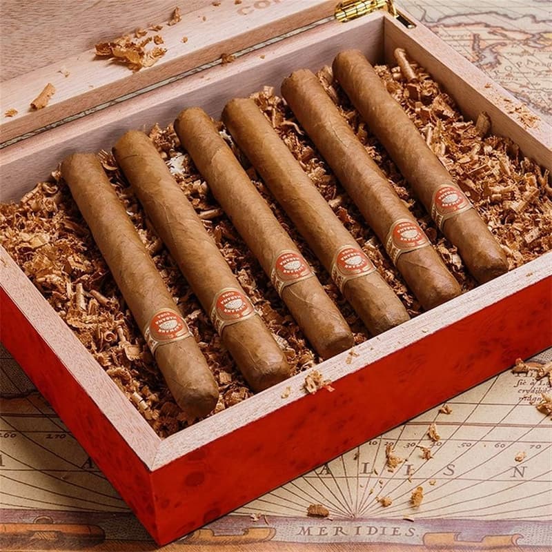 Zedernholz Box für Zigarrenpflege mit Holzspänen und Streichhölzern
