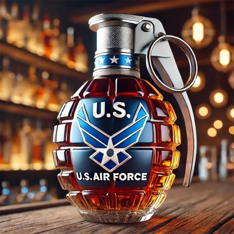 Gravierte Whiskey-Flasche in Handgranate-Form für Veteranen