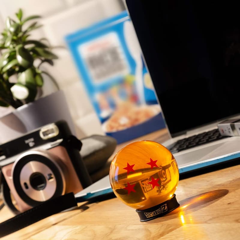 Dragon Ball Kristallkugel mit 4 Sternen – 75 mm mit Sockel