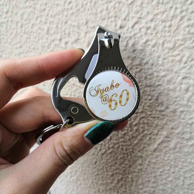Multifunktionaler Schlüsselanhänger 4-in-1 mit Gravur – Geschenk für Paare