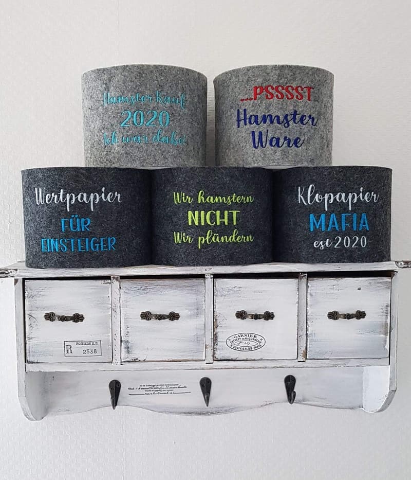 Bestickte Klopapierhülle mit Spruch für das WC